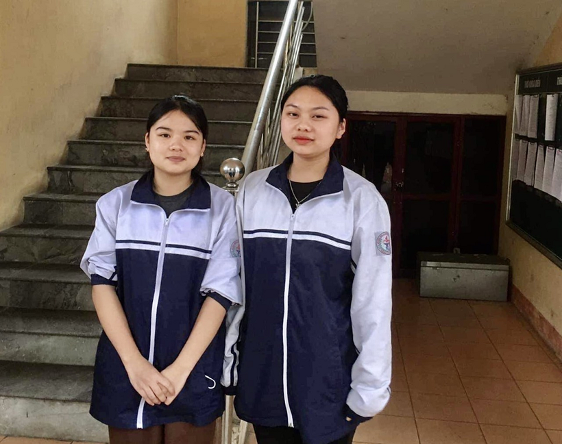 Em Ngô Thị Dung (bên phải) học sinh trường THPT Phổ Yên trả lại 70 triệu đồng cho người đánh rơi.