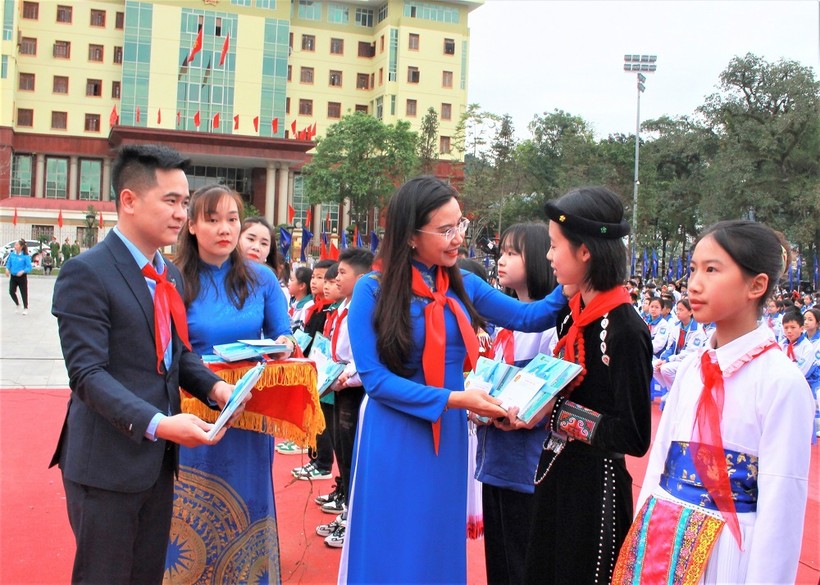 Bà Nguyễn Phạm Duy Trang, Bí thư T.Ư Đoàn, Chủ tịch Hội đồng đội T.Ư tặng quà cho học sinh người dân tộc thiểu số tại Hà Giang.