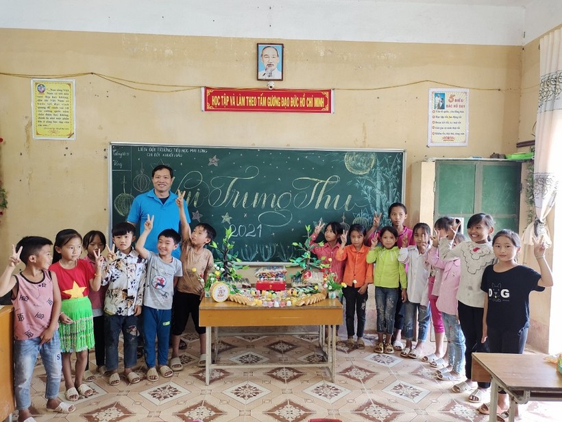Thầy Hà Lô Tuấn luôn nỗ lực hết mình tăng cơ hội đến trường cho các em học sinh vùng cao.