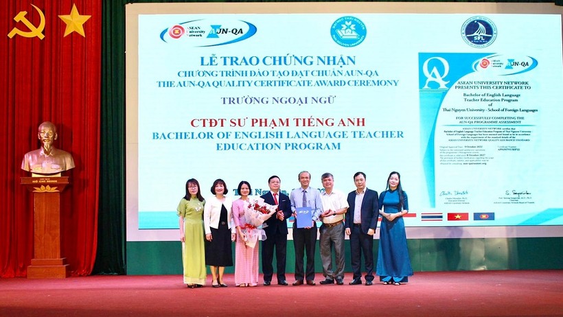 Đại học Thái Nguyên trao chứng nhận 4 CTĐT đạt chuẩn chất lượng AUN-QA