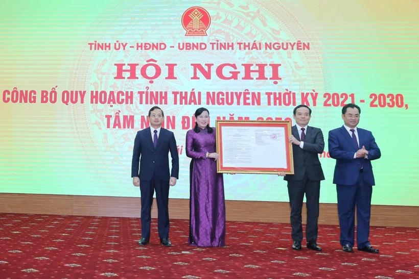 Phó Thủ tướng Trần Lưu Quang trao quyết định quy hoạch tỉnh Thái Nguyên thời kỳ 2021-2030 tầm nhìn đến 2050.