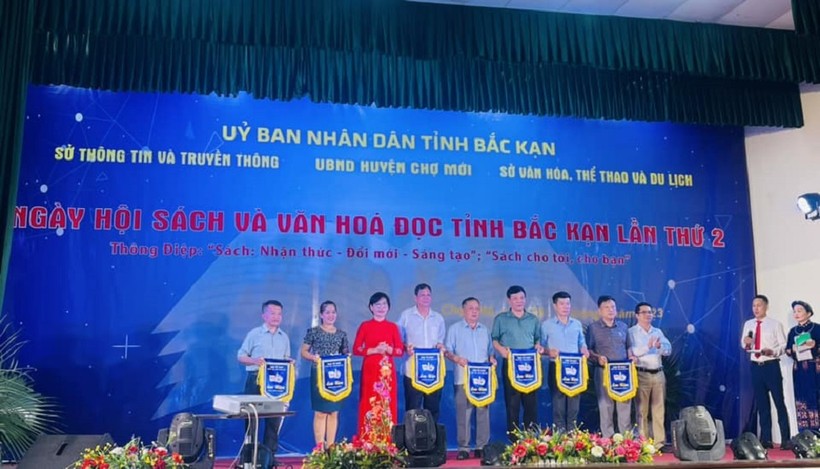 Các đơn vị tham gia Ngày hội sách và Văn hóa đọc tỉnh Bắc Kạn lần thứ 2 nhận cờ lưu niệm của Ban tổ chức.