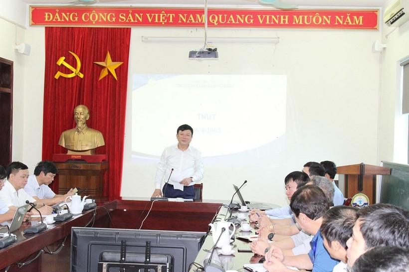 PGS.TS Hoàng Văn Hùng, Giám đốc Đại học Thái Nguyên làm việc với trường Đại học Kỹ thuật Công nghiệp.