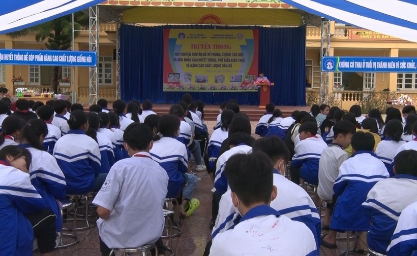 Tuyên truyền về ngăn ngừa tảo hôn và hôn nhân cận huyết thống cho học sinh tại trường PT DTNT huyện Thạch An.