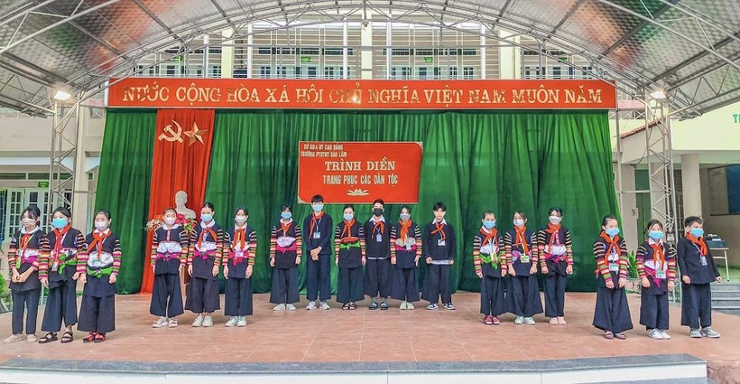 Học sinh trường PT DTNT Bảo Lâm tham gia trình diễn trang phục các dân tộc.