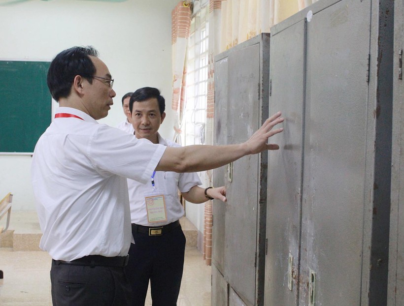Thứ trưởng Hoàng Minh Sơn kiểm tra công tác tổ chức thi tốt nghiệp THPT.