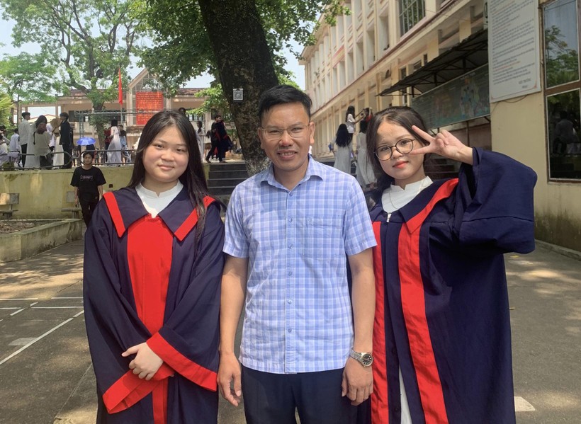 Nữ sinh người dân tộc Tày Hà Thị Vui, học sinh lớp 12A16 Trường PT Vùng Cao Việt Bắc (Ngoài cùng bên trái).