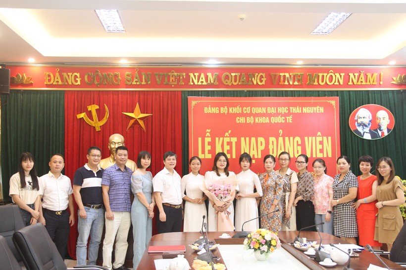 Sinh viên Khoa Quốc tế (ĐH Thái Nguyên) vinh dự đứng trong hàng ngũ của Đảng.