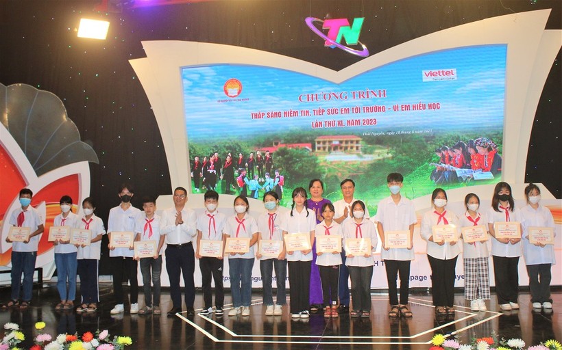 Trao hơn 400 suất học bổng cho học sinh có hoàn cảnh khó khăn tại Thái Nguyên.