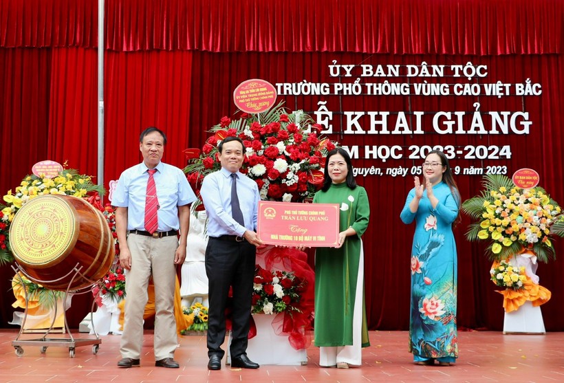 Phó Thủ tướng Trần Lưu Quang dự lễ khai giảng tại Trường Phổ thông vùng cao Việt Bắc.