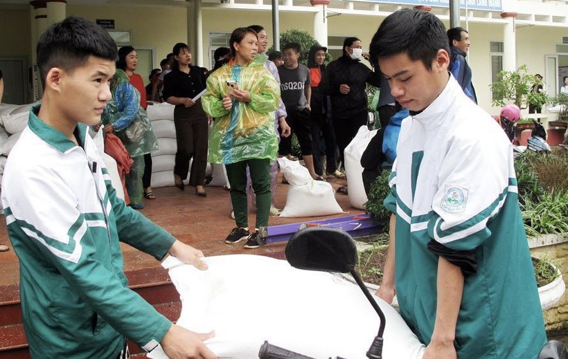 Học sinh nghèo, học sinh có hoàn cảnh khó khăn tại trường THPT Trần Phú, huyện Võ Nhai, tỉnh Thái Nguyên được nhận gạo hỗ trợ.
