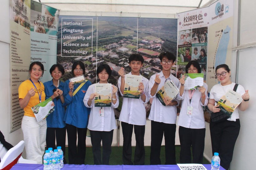 Triển lãm Giáo dục Đại học Đài Loan 2023 thu hút sự tham gia đông đảo của HSSV.