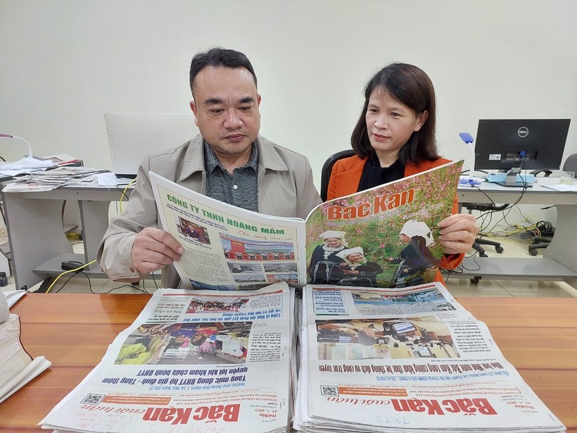 Tác giả Nông Thị Thuý ( bên trái) hiện đang công tác tại báo Bắc Kạn.