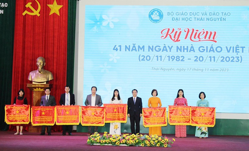 GS.TS Phạm Hồng Quang, Bí thư Đảng ủy, Chủ tịch Hội đồng Đại học Thái Nguyên trao cờ thi đua cho các đơn vị.