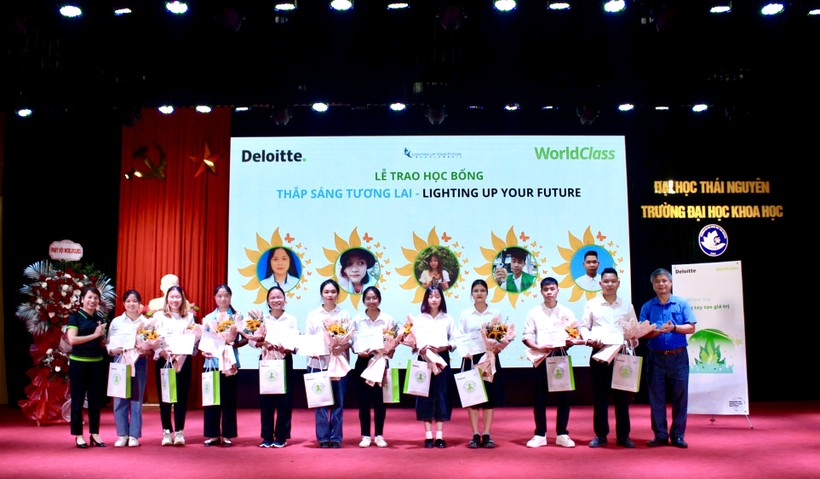 Học sinh sinh viên Thái Nguyên vinh dự nhận học bổng Thắp sáng Tương lai.