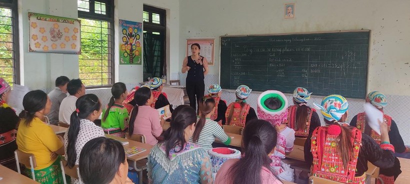 Lớp học xóa mù chữ ở bản Mông, Dao.