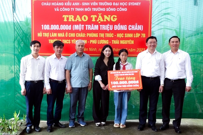 Trao tặng kinh phí xây nhà cho học sinh có hoàn cảnh khó khăn ở Phú Lương.