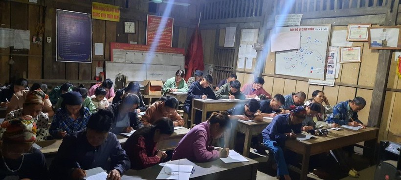 Sáng đèn lớp học xóa mù chữ trên bản người Dao.