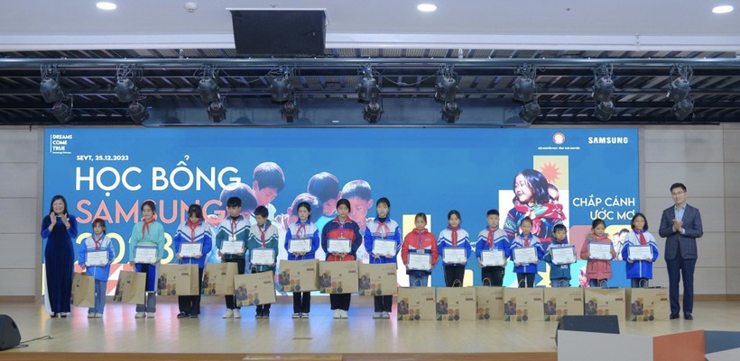 Thái Nguyên trao học bổng "Chắp cánh ước mơ Samsung” cho học sinh vượt khó.