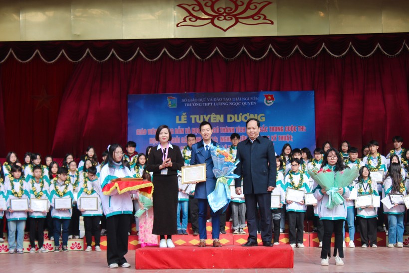 Trường THPT Lương Ngọc Quyến khen thưởng học sinh, giáo viên đạt thành tích cao.