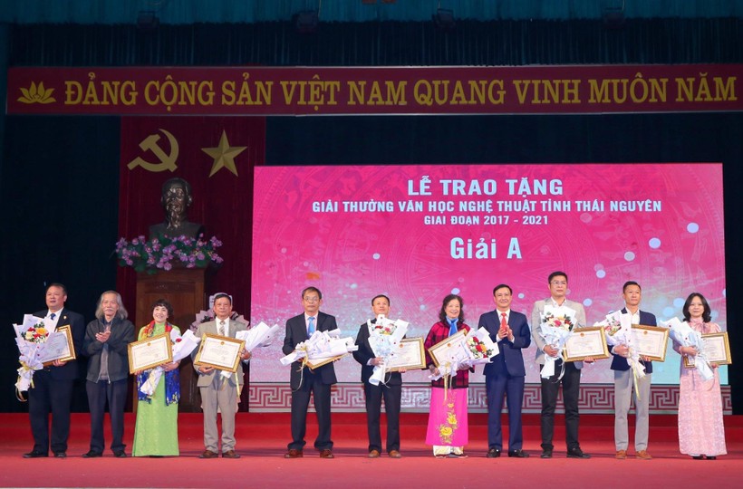 70 tác giả nhóm tác giả đoạt Giải thưởng Văn học nghệ thuật tỉnh Thái Nguyên.