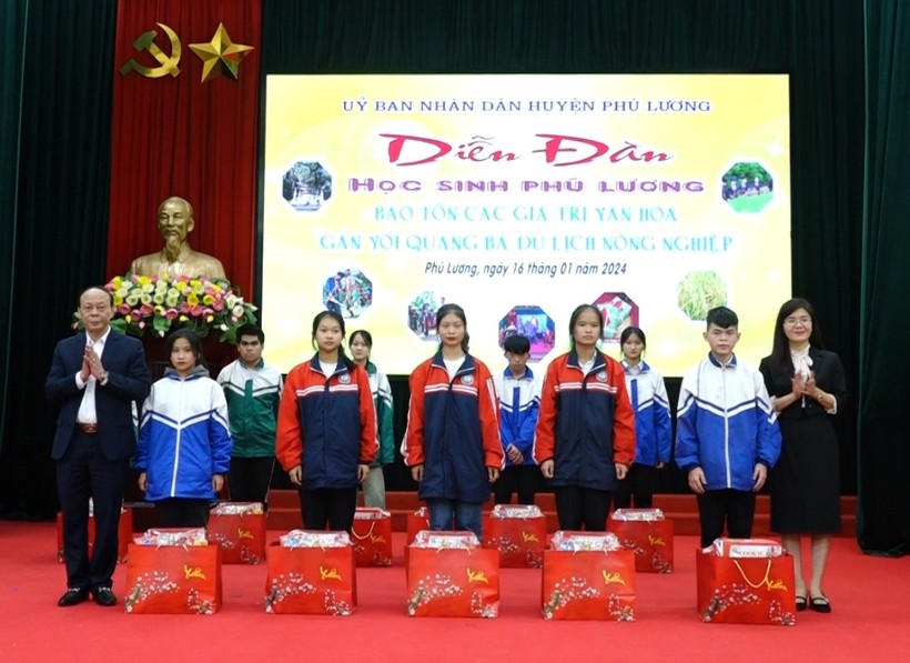 Lãnh đạo Phòng GD&ĐT, Phòng Văn hóa và Thông tin huyện Phú Lương trao quà cho các em học sinh tại Diễn đàn.