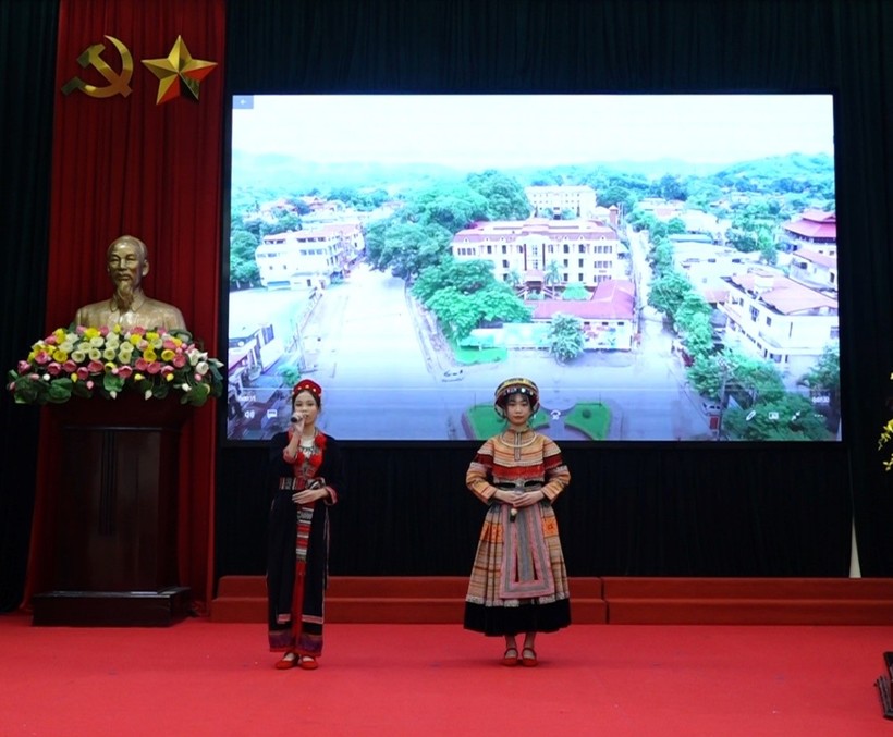 Các em học sinh trường THCS Thị trấn Đu thuyết trình về các Di sản và danh thắng huyện Phú Lương.
