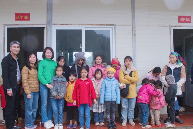 Văn phòng đại diện Báo Giáo dục và Thời đại khu vực Việt Bắc, Trường THCS Quang Trung và Trường Tiểu học Trưng Vương tặng 2 tạ gạo, cùng nhiều thiết bị phục vụ học tập và công tác bán trú cho điểm trường Tiểu học Lũng Hoài.