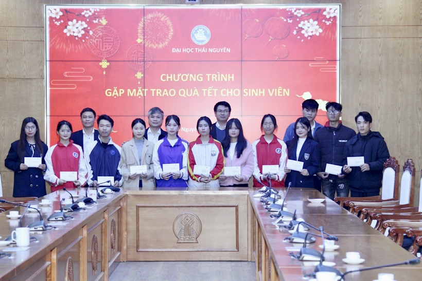 Đại học Thái Nguyên gặp mặt trao quà Tết cho 20 sinh viên có hoàn cảnh khăn nỗ lực vươn lên trong học tập.