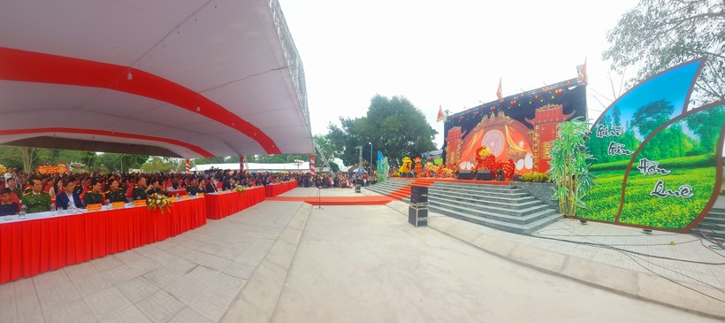 Lễ hội Xuân đền Đuổm thu hút đông đảo du khách tham gia.