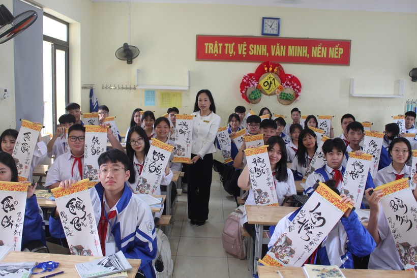 Học sinh trường THCS Nha Trang TP Thái Nguyên được tặng tranh thư pháp trong ngày đầu năm.
