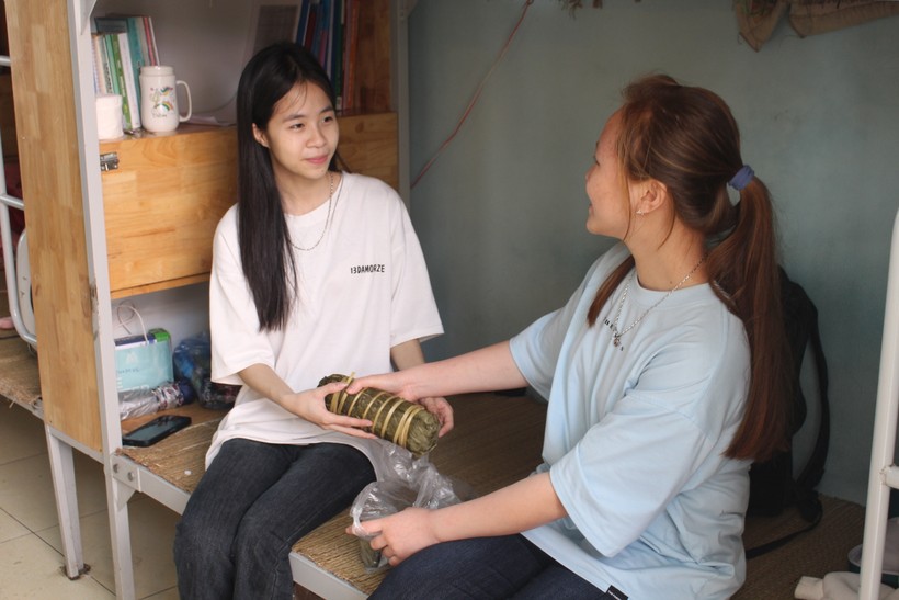 Học sinh trường PT DTNT tỉnh Thái Nguyên vui mừng khi được gặp lại thầy cô bạn bè.