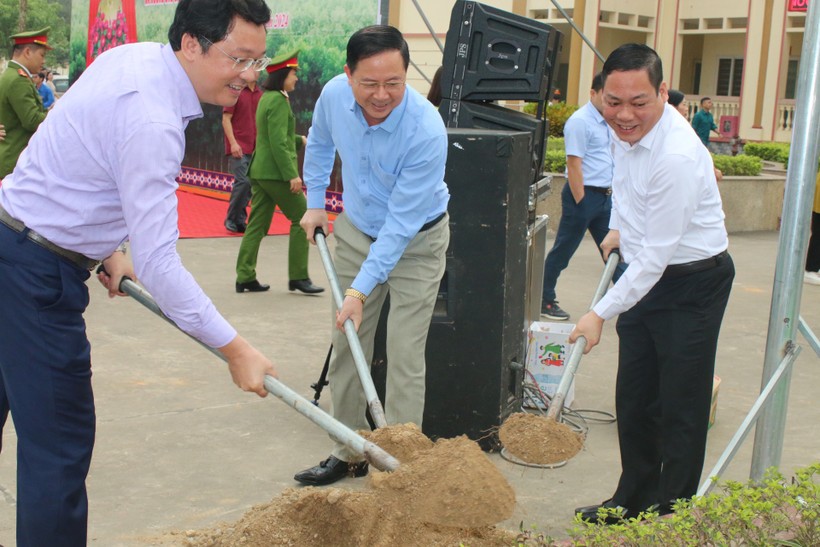 Ông Nguyễn Quốc Hữu, Ủy viên BCH Đảng bộ tỉnh Thái Nguyên, Bí thư Huyện ủy và ông Nguyễn Hoàng Mác, Chủ tịch UBND huyện Phú Lương cùng các đại biểu tham gia trồng cây xanh.