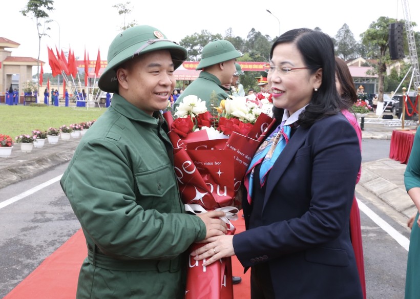 Bí Thư Tỉnh ủy Thái Nguyên Nguyễn Thanh Hải động viên tân binh lên đường nhập ngũ.