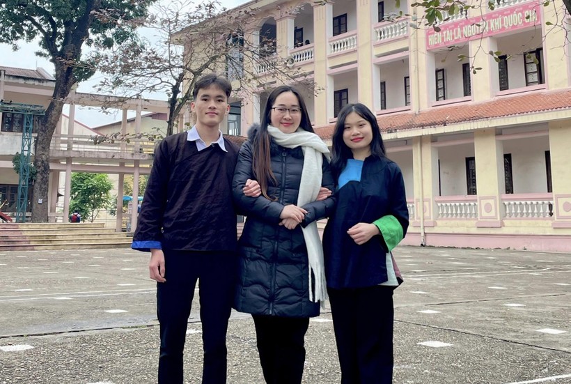 Em Triệu Thị Nương và Sùng A Chua là hai học sinh xuất sắc của Trường PT Vùng Cao Việt Bắc giành giải Nhất tại Kỳ thi Học sinh giỏi Quốc gia môn Lịch Sử.