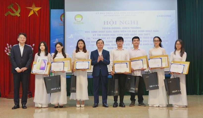 Lãnh đạo tỉnh Thái Nguyên tuyên dương khen thưởng học sinh đoạt giải tại Kỳ thi chọn học sinh giỏi quốc gia.