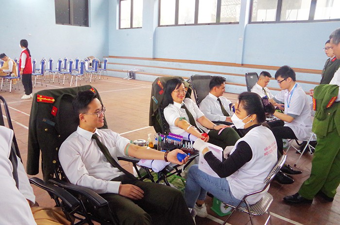 Cán bộ, chiến sĩ Công an tỉnh Thái Nguyên tham gia hiến máu tình nguyện.
