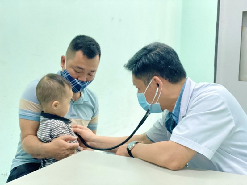 Các bác sỹ khám sàng lọc bệnh tim cho trẻ em tỉnh Tuyên Quang.