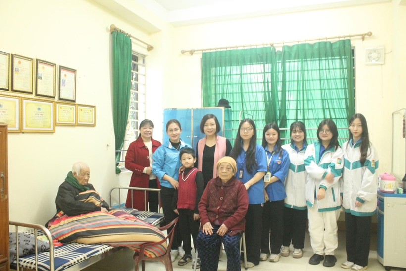 Tuyết Mai (ngoài cùng bên phải) tham gia hoạt động tình nguyện do Đoàn trường tổ chức.