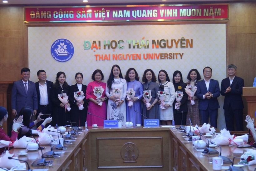Đại học Thái Nguyên tổ chức gặp mặt các nữ cán bộ quản lý, nhà khoa học, nhà giáo ưu tú trong toàn đại học nhân ngày 8/3.
