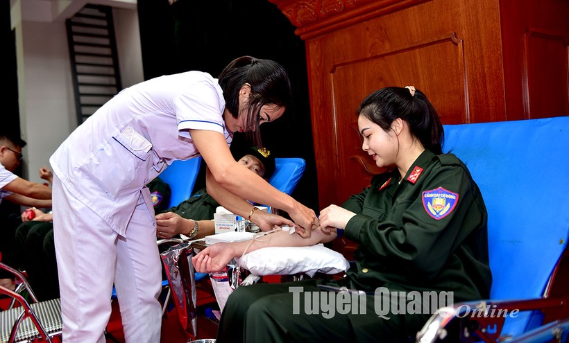 Cán bộ, chiến sĩ Phòng Cảnh sát cơ động tham gia hiến máu.