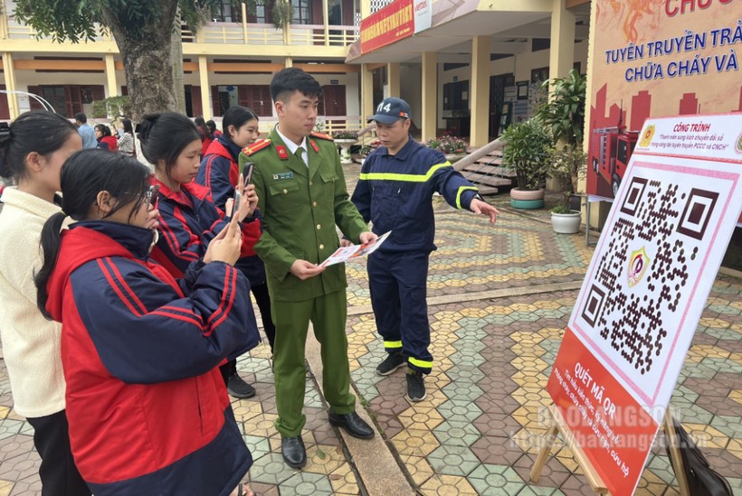 Cán bộ Phòng Cảnh sát PCCC&CNCH, Công an tỉnh Lạng Sơn hướng dẫn học sinh quét mã QR tìm hiểu kiến thức, kỹ năng PCCC và CNCH.