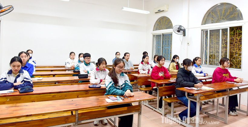 Các thí sinh dự thi Kỳ thi chọn HSG cấp tỉnh lớp 9 THCS tỉnh năm học 2023-2024. (Ảnh: Báo Tuyên Quang).