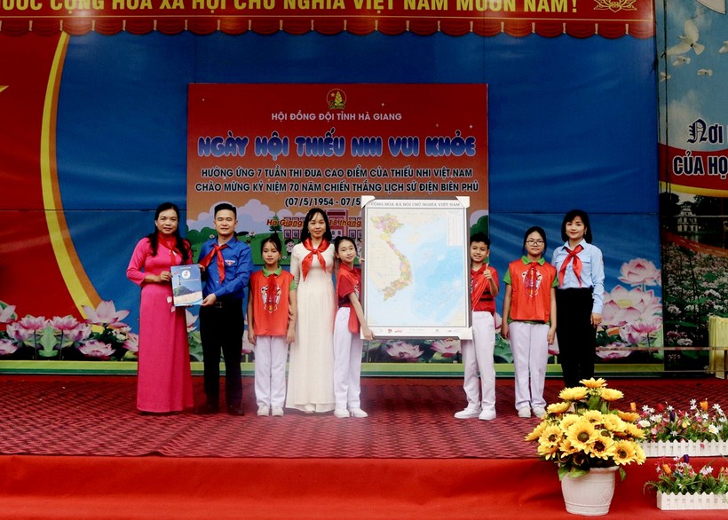 Lãnh đạo tỉnh Đoàn Hà Giang cùng Hội đồng Đội tỉnh trao tặng Bản đồ Việt Nam cho Trường Tiểu học Minh Khai.