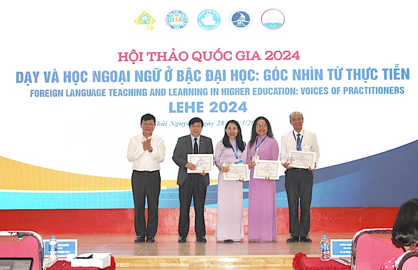PGS.TS Hoàng Văn Hùng, Giám đốc Đại học Thái Nguyên trao biểu trưng và chứng nhận cho các đơn vị đồng tổ chức.