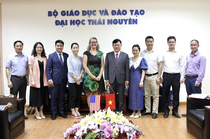 PGS.TS Hoàng Văn Hùng, Giám đốc Đại học Thái Nguyên tiếp và làm việc với đoàn công tác của Đại sứ quán Mỹ tại Việt Nam.