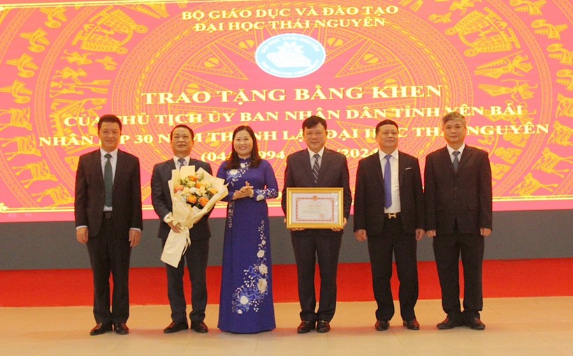 Đại học Thái Nguyên nhận bằng khen của UBND tỉnh Yên Bái.