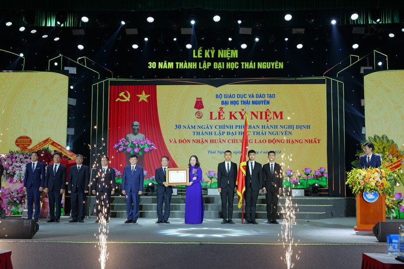 Quyền chủ tịch nước Võ Thị Ánh Xuân trao Huân chương lao động hạng Nhất cho Đại học Thái Nguyên.