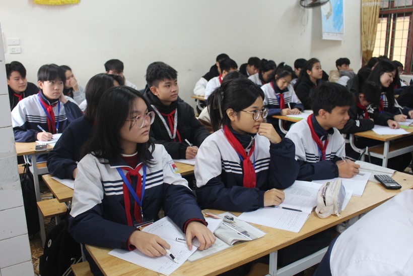 Học sinh lớp 9 trường THCS Nguyễn Du, TP Thái Nguyên trong giờ ôn tập môn Toán.