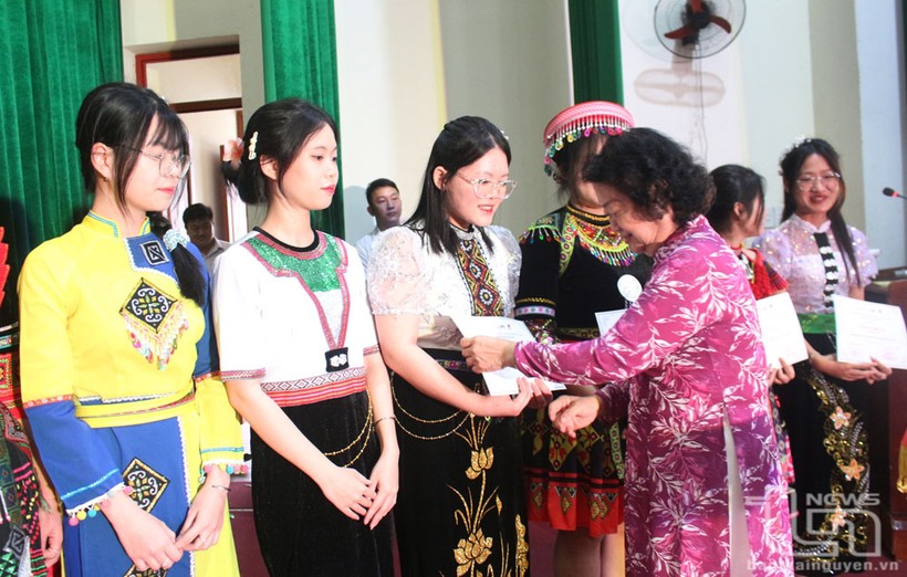 Nguyên Phó Chủ tịch nước Trương Mỹ Hoa trao học bổng cho nữ sinh dân tộc thiểu số. (Ảnh: Báo Thái Nguyên).
